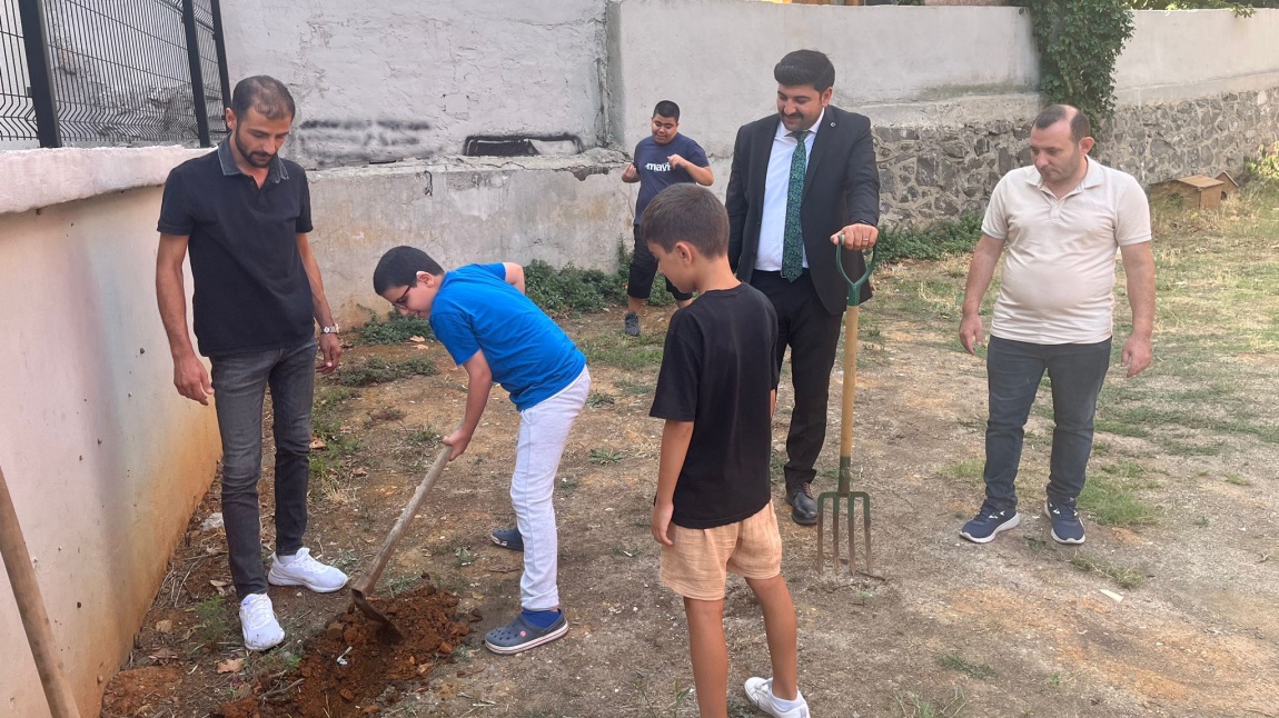 Bir Fidan Diktik